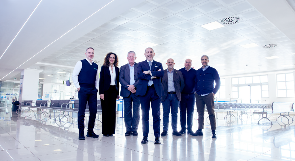 da sinistra: Michele Pellegrino (nominated person area movimento e terminal e responsabile operazioni), Luisa Del Proposto (nominated person progettazione e manutenzione), Luca Bruni (direttore generale & accountable manager), Donato Rapino (safety & compliance monitoring manager), Nicolino Di Bucchianico (security manager) e Fabrizio Ocone (vice direttore).